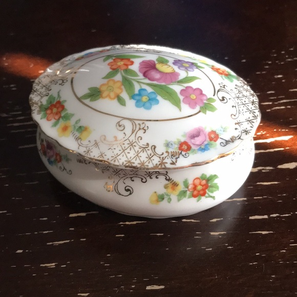 Vintage style ceramic trinket box jewelry box - Picture 3 of 10
